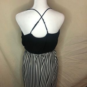 Medium Black & White Geometric Print Maxi Dress!